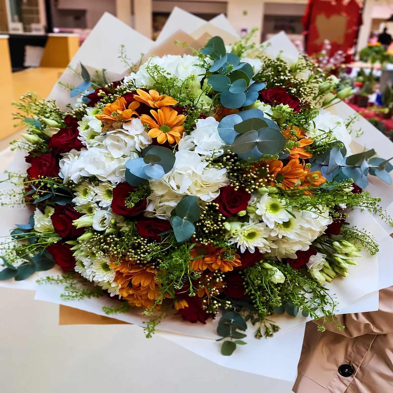 Bouquet de flores frescas com rosas, hortênsias, margaridas e eucalipto criado pelo Mercado das Flores em Braga.
