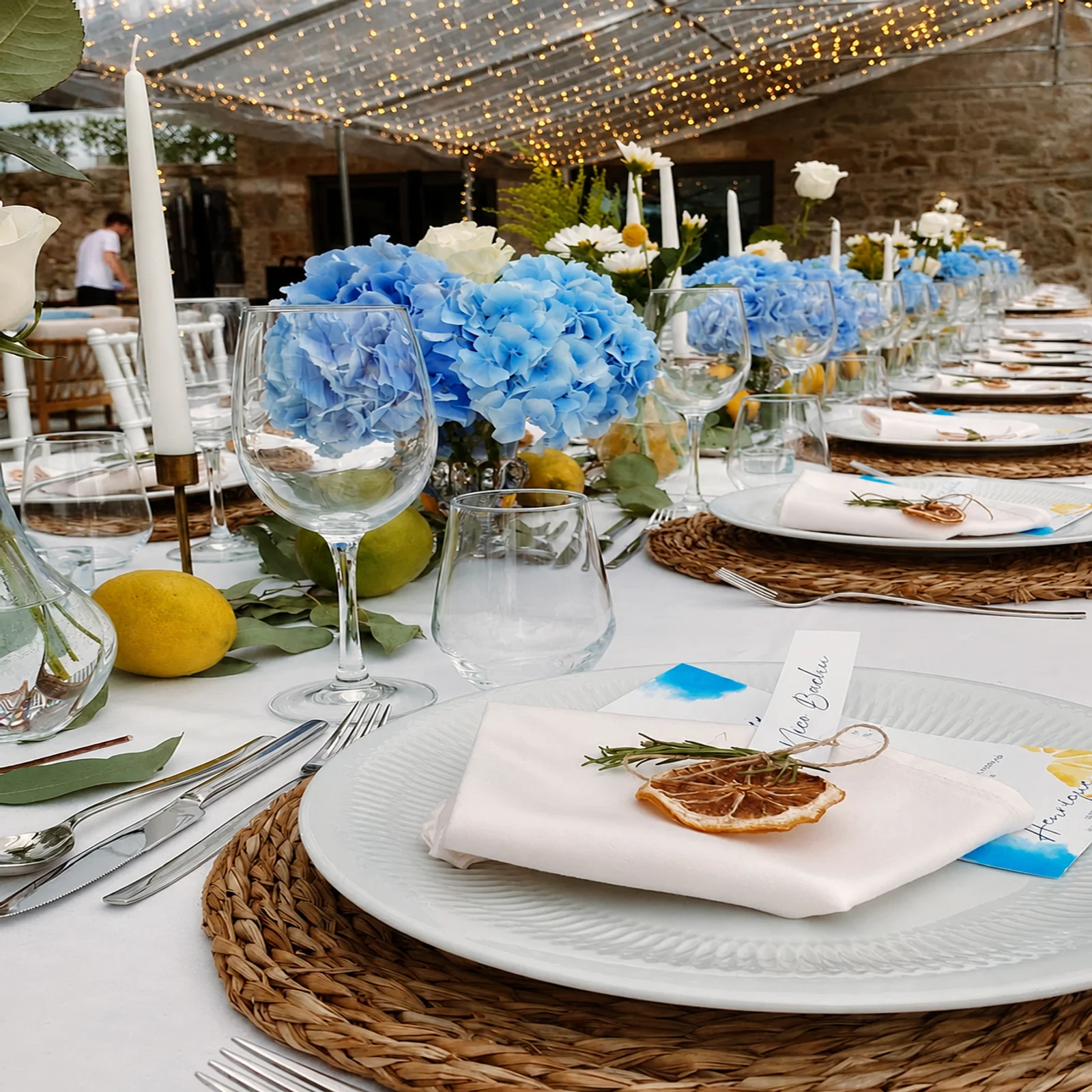 Decoração floral para eventos e casamentos com hortênsias azuis, flores naturais e centros de mesa criados pelo Mercado das Flores em Braga.