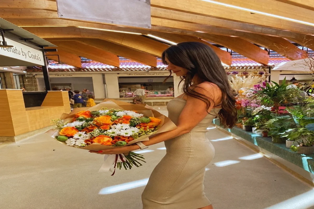 Bouquet de flores frescas criado pelo Mercado das Flores no Mercado Municipal de Braga.