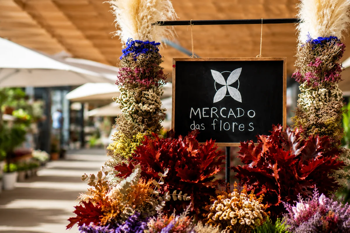 Banca do Mercado das Flores no Mercado Municipal de Braga com flores frescas, secas e preservadas